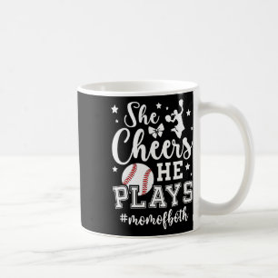 Sie feuert an Er spielt Mutter von beiden Cheer un Kaffeetasse