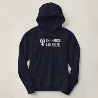 Sie fischt, sie regiert das Fischen Hoodie