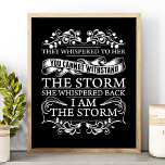 Sie flüsterten ihr zu, sie flüsterte, ich sei der  poster<br><div class="desc">Sie flüsterten ihr zu,  sie flüsterte,  ich sei das Stormplakat. Sie flüsterten ihr zu,  du kannst den Sturm nicht aushalten.. Sie flüsterte zurück,  ich bin der Sturm. Schönes motivierend Zitat für sie. Perfekt für die Frau,  die Kraft und eine kriegerische Haltung ausstrahlt.</div>