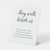 Sie gehen neben unserem Gedenkmal für Gedichte Sockelschild (Vorderseite)