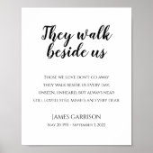 Sie gehen neben unserem Gedicht-Gedenkmal Poster (Vorne)