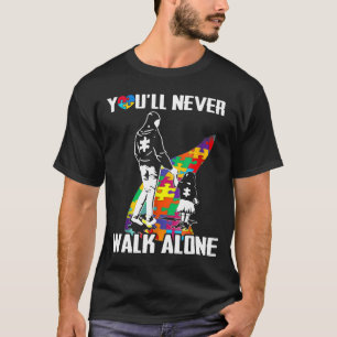 Sie gehen nie allein Mutter und Tochter zu Fuß T-Shirt