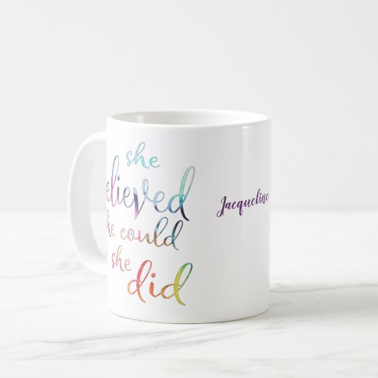 Sie glaubt, dass sie eine Aquarellfarbe für sich h Kaffeetasse (Vorderseite Links)