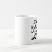 Sie glaubt, dass sie könnte, also sie Kaffee oder Kaffeetasse (Mittel)