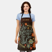 Sie glaubt, Zitat lustig Blumengeiz Schürze (Getragen)