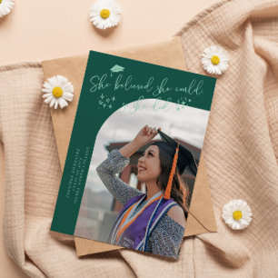 Sie glaubte an grünen graduierten gebogenen Foto Ankündigung