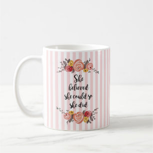 Sie glaubte, dass sie Blume malen könne Kaffeetasse