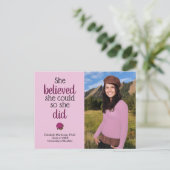 Sie glaubte, dass sie das Foto der Rose-Graduierte Einladungspostkarte (Stehend Vorderseite)