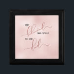 Sie glaubte, dass sie eine Rose mit Gold-Typografi Erinnerungskiste<br><div class="desc">Unsere Geschenkboxen aus Typografie zeigt das Zitat "Sie glaubt, sie könnte es so tun." Glaubt und getan sind in einer schönen Kalligraphie Schrift reich mit Imitaten Rose Goldfolie, die schön kontrastiert mit der Erholung des Zitats in einem tiefen, reichen schwarzen modernen Sans Serif Schrift. Der Hintergrund ist mit einer wunderschönen...</div>