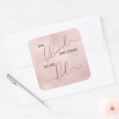 Sie glaubte, dass sie eine Rose mit Gold-Typografi Quadratischer Aufkleber (Umschlag)