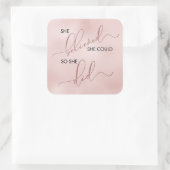 Sie glaubte, dass sie eine Rose mit Gold-Typografi Quadratischer Aufkleber (Tasche)