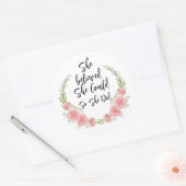 Sie glaubte, dass sie einen Blumenzettel machen kö Runder Aufkleber (Umschlag)