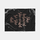 "Sie glaubte, dass sie könnte, also sie" Fleecedecke (Vorderseite (Horizontal))