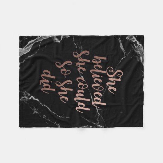 "Sie glaubte, dass sie könnte, also sie" Fleecedecke (Vorderseite (Horizontal))