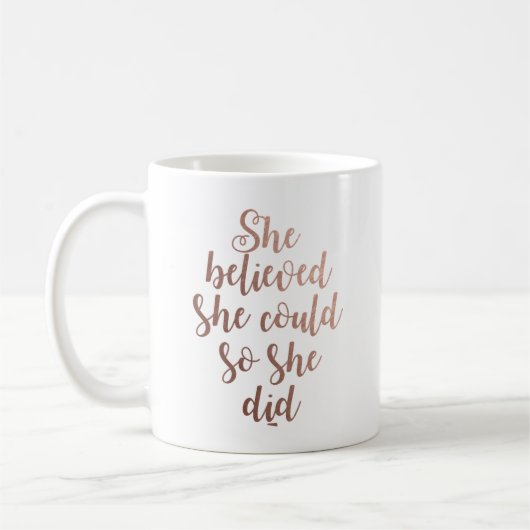 "Sie glaubte, dass sie so sie Did Rosen-GoldTasse Kaffeetasse (Links)