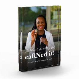 Sie glaubte, sie könne Abschluss für das Foto der 