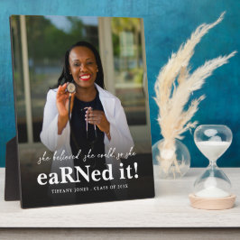 Sie glaubte, sie könne Abschluss für das Foto der  Fotoplatte