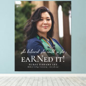 Sie glaubte, sie könne Abschluss für das Foto der Leinwanddruck (Insitu (Holzboden))