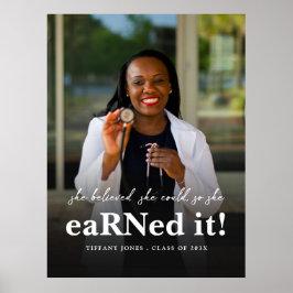 Sie glaubte, sie könne Abschluss für das Foto der  Poster