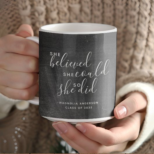 Sie glaubte, sie könne Abschluss in der Tafel halt Kaffeetasse