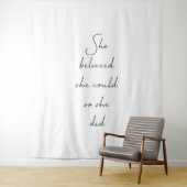 Sie glaubte, sie könne inspirierendes Zitat schrei Wandteppich (Beispiel)