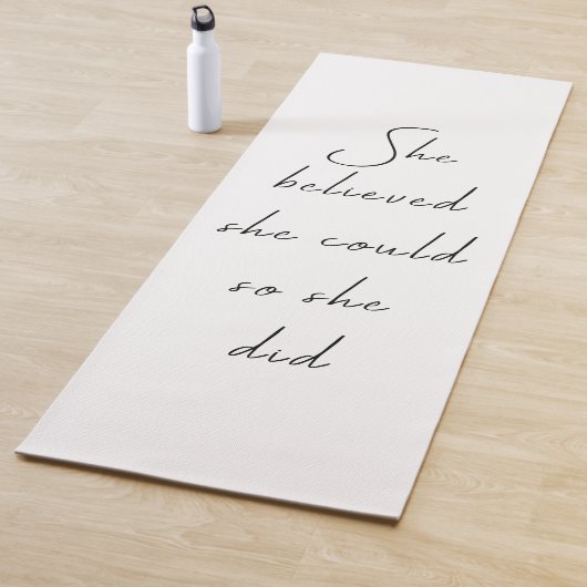 Sie glaubte, sie könne inspirierendes Zitat schrei Yogamatte (Beispiel)