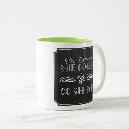 Sie glaubte, sie könne Tasse (farbiges Inneres) (VorderseiteRechts)