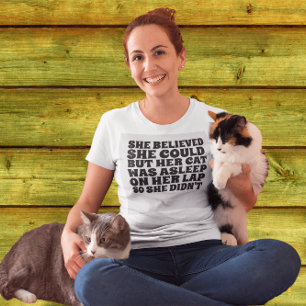SIE GLAUBTE, SIE KÖNNTE ABER IHRE KATZE SCHLAFEN. T-Shirt