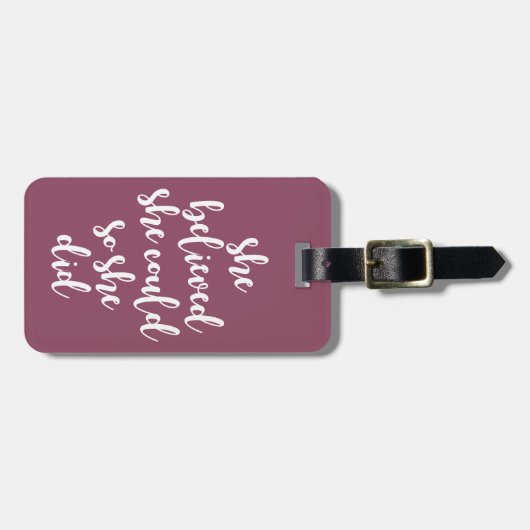 Sie glaubte, sie könnte also zitieren, Lila Gepäckanhänger (Vorderseite horizontal)
