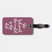 Sie glaubte, sie könnte also zitieren, Lila Gepäckanhänger (Rückseite horizontal)