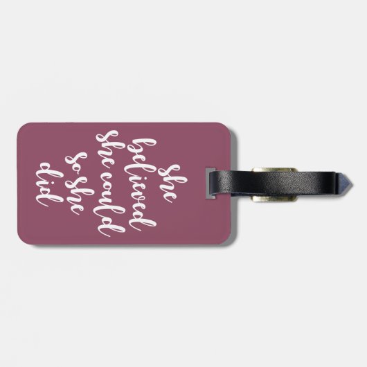 Sie glaubte, sie könnte also zitieren, Lila Gepäckanhänger (Rückseite horizontal)
