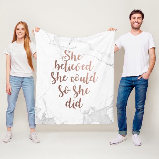 "Sie glaubte, sie könnte das tun", Rose Gold Fleecedecke (Beispiel)