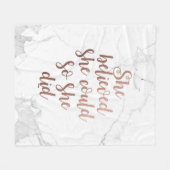"Sie glaubte, sie könnte das tun", Rose Gold Fleecedecke (Vorderseite (Horizontal))