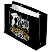 Sie glaubte, sie könnte es also 2024 schaffen große geschenktüte (Vorderseite Schrägansicht)