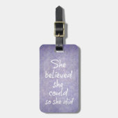 Sie glaubte, sie könnte es, also gab sie Zitat Gepäckanhänger (Vorderseite vertikal)