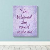 Sie glaubte, sie könnte es, also gab sie Zitat Leinwanddruck (Insitu (Holzboden))