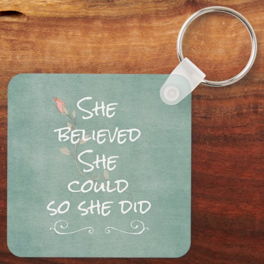 Sie glaubte, sie könnte es, also gab sie Zitat Schlüsselanhänger (Rückseite)