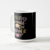 Sie glaubte, sie könnte es, also meisterte sie es kaffeetasse (Vorderseite Links)