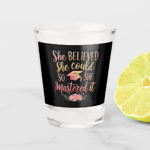 Sie glaubte, sie könnte es, also meisterte sie es schnapsglas