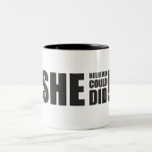 Sie glaubte, sie könnte es, sie tat es! zweifarbige tasse (Mittel)