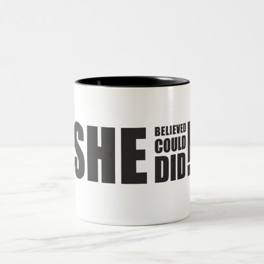 Sie glaubte, sie könnte es, sie tat es! zweifarbige tasse (Mittel)