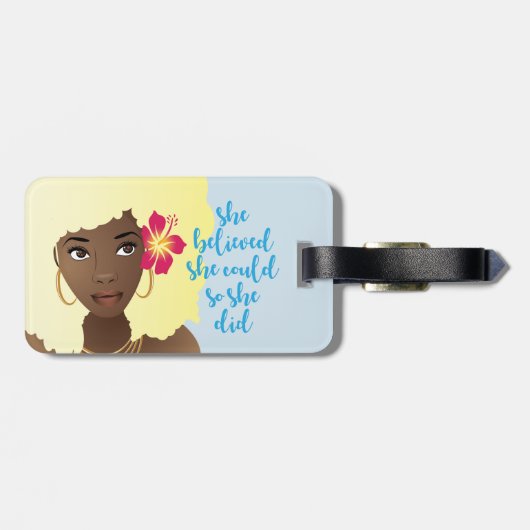 Sie glaubte, sie könnte, schwarze Frau, Blume blau Gepäckanhänger (Rückseite horizontal)