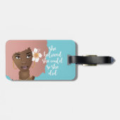 Sie glaubte, sie könnte, schwarze Frau, Blume blau Gepäckanhänger (Rückseite horizontal)