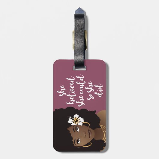 Sie glaubte, sie könnte, schwarze Frau, Blume Lila Gepäckanhänger (Rückseite vertikal)