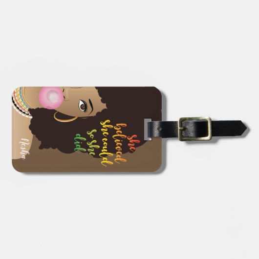 Sie glaubte, sie könnte, schwarze Frau, Kaugummi, Gepäckanhänger (Vorderseite horizontal)