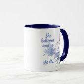 Sie glaubte und so Zitat Schmetterling Tasse (VorderseiteRechts)