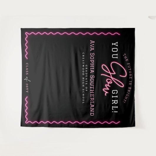 Sie Glow Girl Script Pink Neon Graduation Party Wandteppich (Vorderseite (Horizontal))