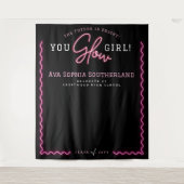 Sie Glow Girl Script Pink Neon Graduation Party Wandteppich (Vorderseite)