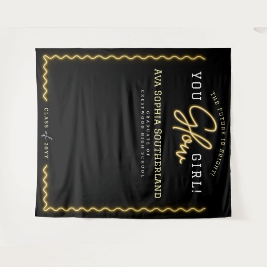 Sie Glow Girl Script Yellow Neon Graduation Party Wandteppich (Vorderseite (Horizontal))