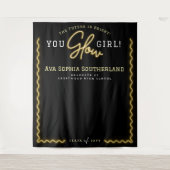 Sie Glow Girl Script Yellow Neon Graduation Party Wandteppich (Vorderseite)